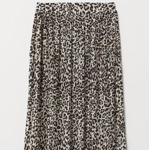 Pleated H&M leopard midi skirt with elastic waist